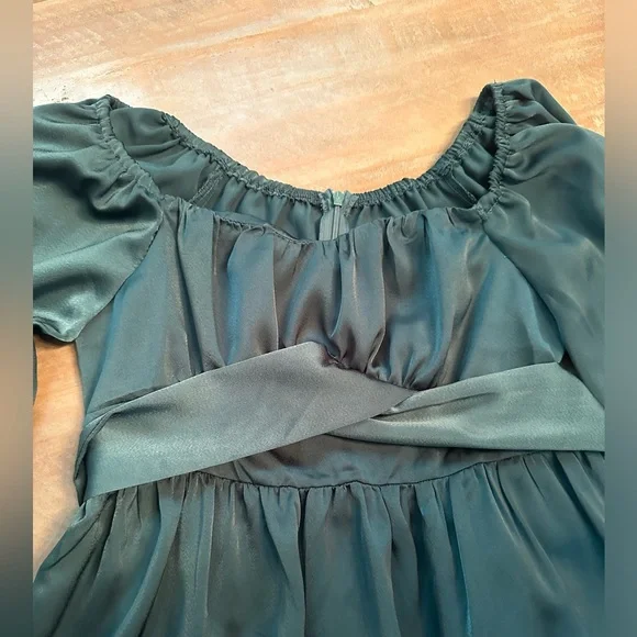 NWT Women’s off the shoulder long sleeve mini dress with ruffle tier with bow - Picture 3 of 7